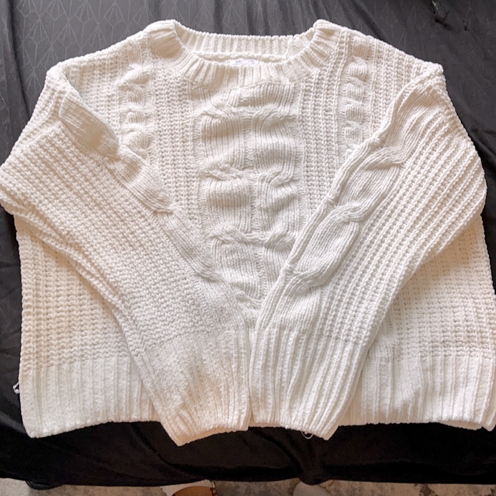 Kntitted cream sweater